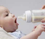 Lượng sữa cho trẻ sơ sinh theo tháng tuổi và cân nặng