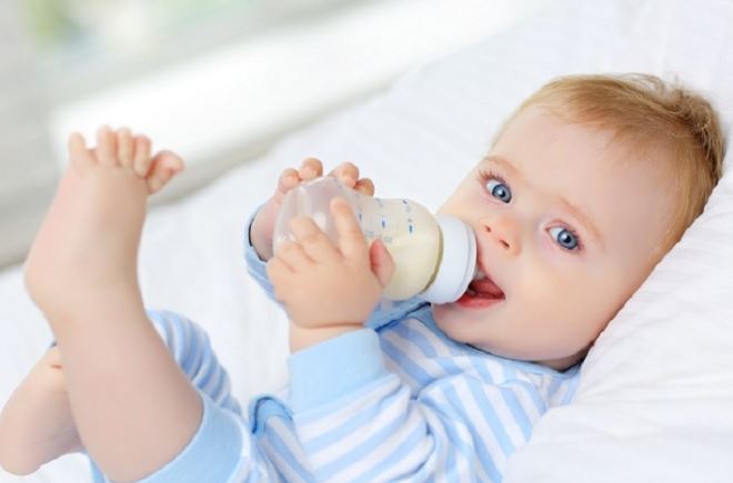 Lượng sữa phù hợp dành cho trẻ sơ sinh theo thời gian và cân nặng