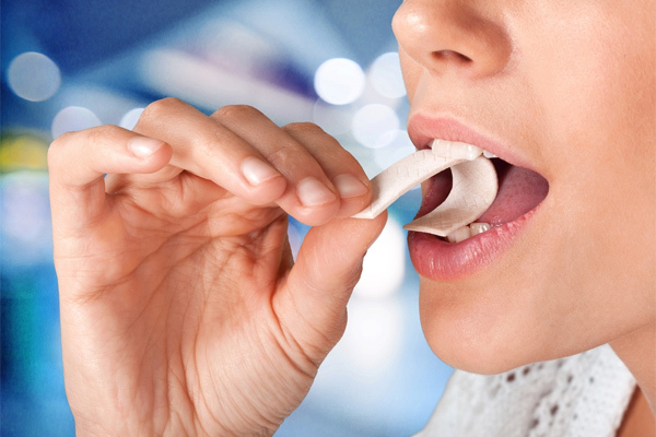 Nhai kẹo cao su là cách chữa ù tai đơn giản nhất