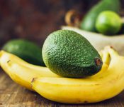 Quả bơ và chuối đều giàu các vitamin và khoáng chất giúp cải thiện làn da rất tốt tại nhà.