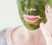 Sử dụng bột trà xanh là một trong những cách ủ trắng da toàn thân tại nhà hiệu quả.