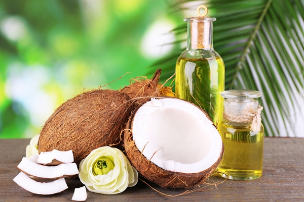 Sử dụng dầu dừa giúp cải thiện da mặt bị mụn.